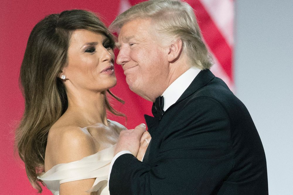 Donald J. Trump baila con su esposa.