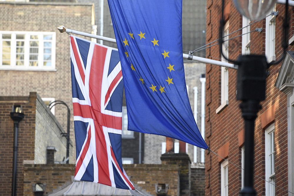 Vista de la bandera británica y la de la Unión Europea en la Casa de Europa, cerca de Westminster, Londres.