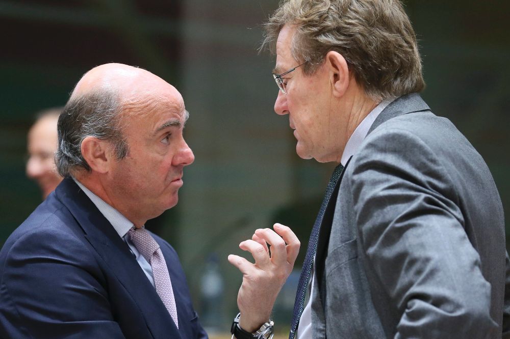 El ministro español de Economía, Luis de Guindos (i), conversa con el ministro belga de Finanzas, Johan Van Overtveldt, al comienzo del Consejo de Ministros de Economía y Finanzas.