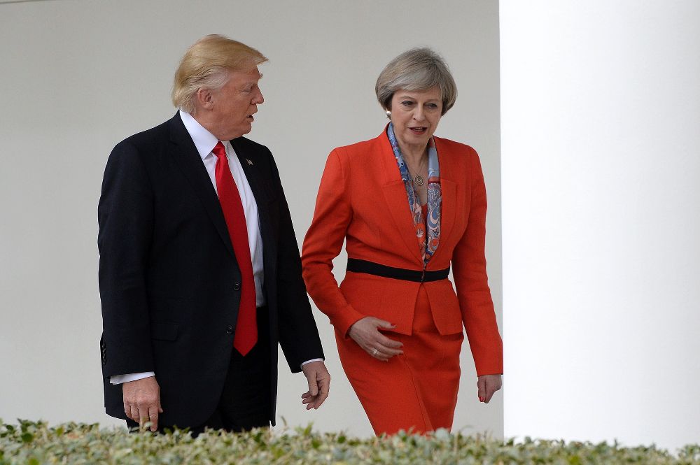El presidente estadounidense, Donald Trump, camina junto a Theresa May, en la Casa Blanca, en Washington.
