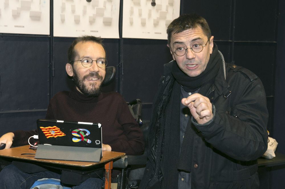Juan Carlos Monedero (d) y el secretario general de Podemos en Aragón, Pablo Echenique.