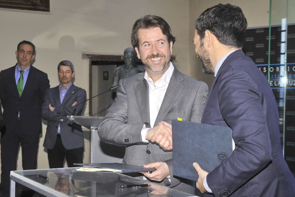 El presidente del Cabildo (i) y el alcalde se estrechan la mano tras firmar el convenio.