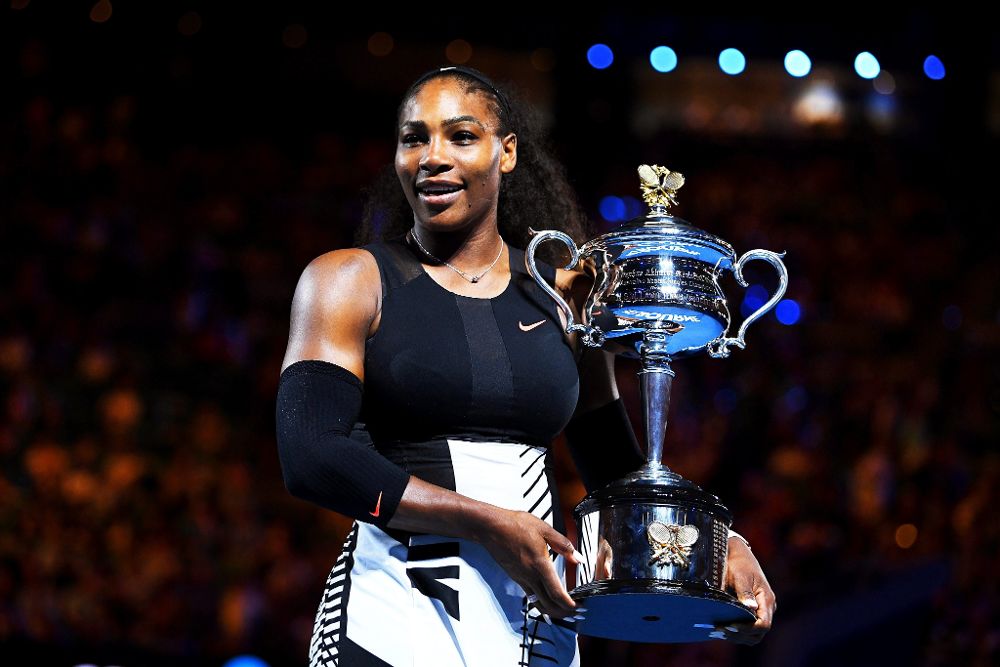 Serena Williams muestra el trofeo del Open de Australia.