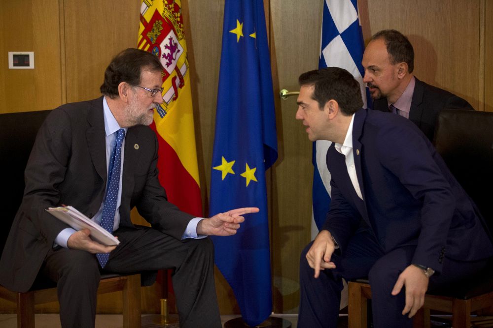 Mariano Rajoy y Alexis Tsipras, durante la primera entrevista que han mantenido, hoy en Lisboa.
