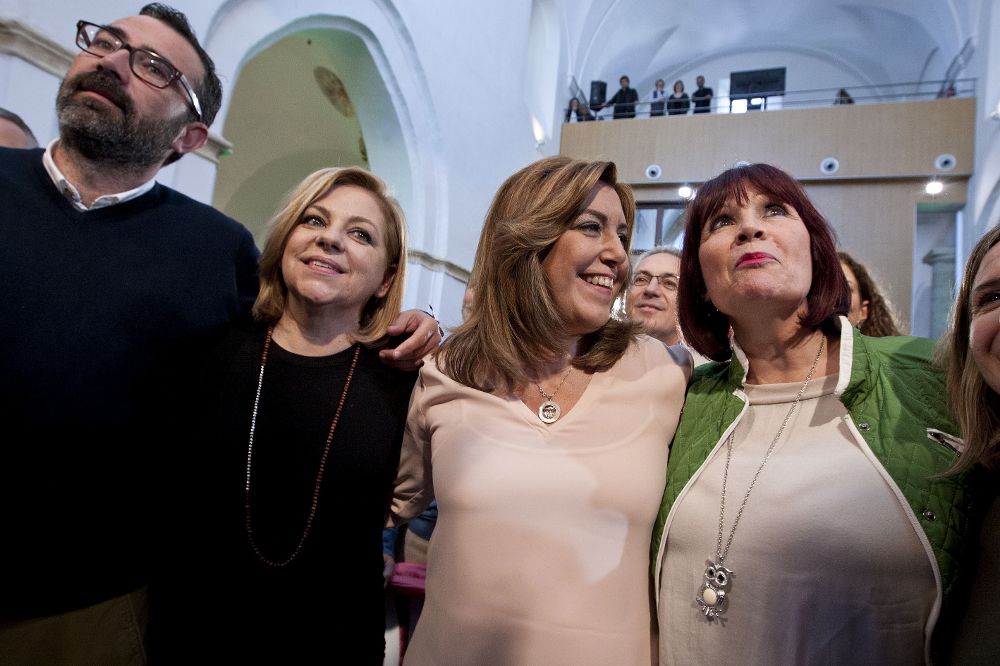 La presidenta andaluza y secretaria general del PSOE-A, Susana Díaz (c), junto a la eurodiputada Elena Valenciano (2-i), y Micaela Navarro.