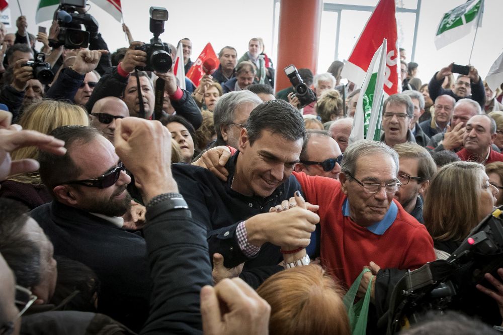 El exsecretario general del PSOE Pedro Sánchez (c), saludando a su llegada al Parque Tecnológico de Dos Hermanas (Sevilla).