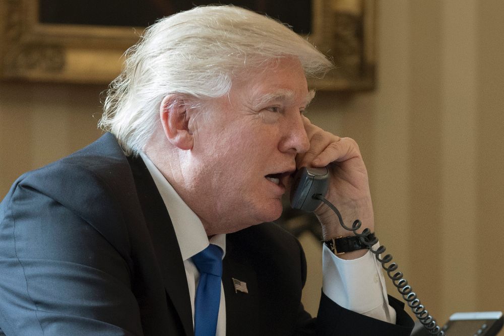 Donald J. Trump habla por teléfono con el presidente de Rusia, Vladimir Putin.