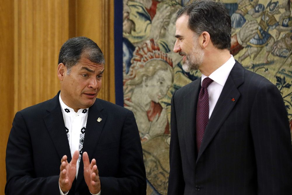 Felipe VI y el presidente de Ecuador, Rafael Correa,durante la audiencia celebrada hoy en el Palacio de La Zarzuela.