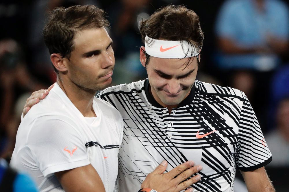 Federer y Nadal al acabar el magnífico y largo partido que jugaron en la final del Open de Australia.