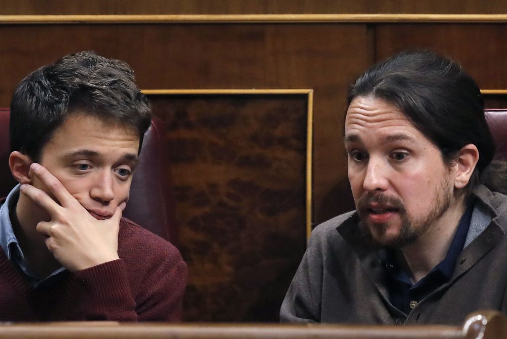 Los diputados de Podemos, Pabo Iglesias (d) e Íñigo Errejón durante el pleno del Congreso de los Diputados.