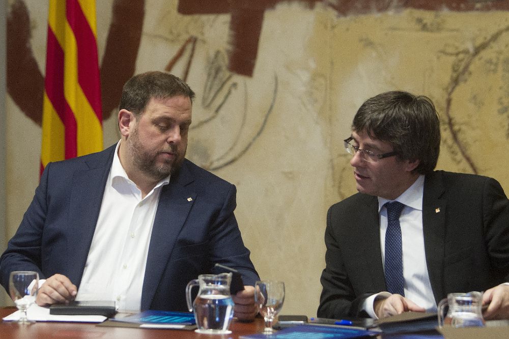 El presidente de la Generalitat, Carles Puigdemont, junto al vicepresidente, Oriol Junqueras, durante la reunión semanal del ejecutivo catalán.