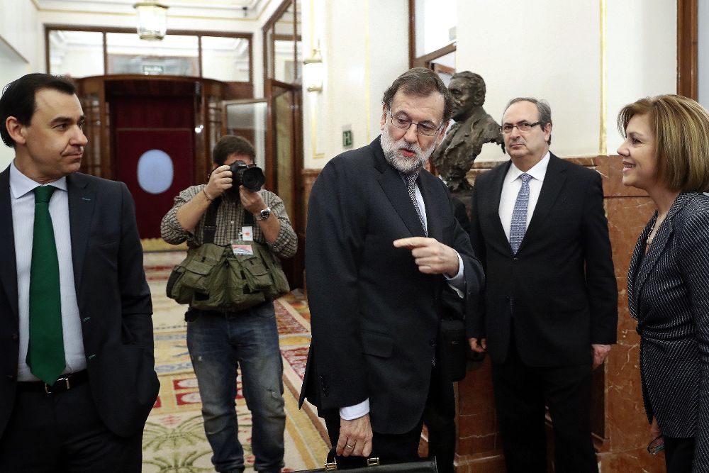 El presidente del Gobierno, Mariano Rajoy, la ministra de Defensa y el vicesecretario de Organización del PP, Fernando Martínez-Maillo (i), en los pasillos del Congreso.