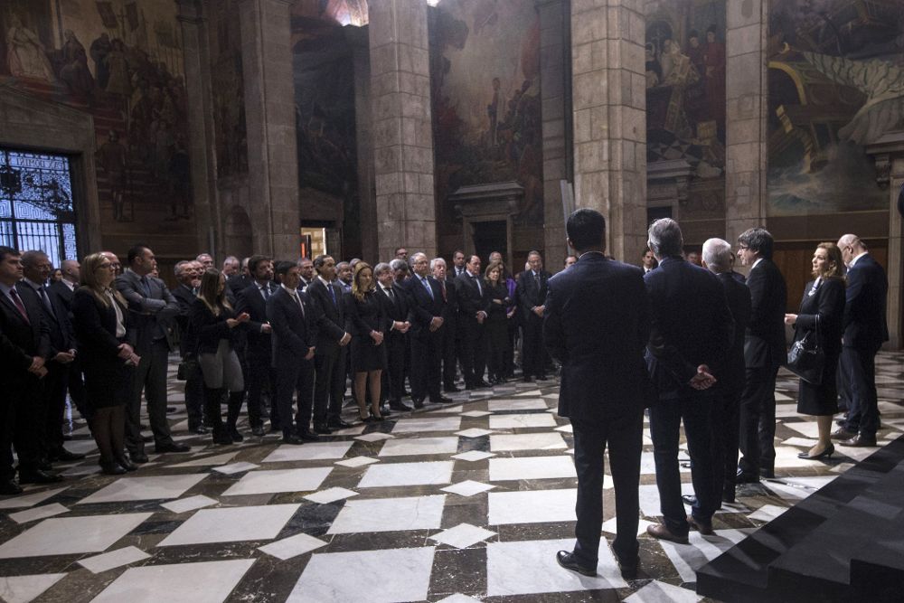 El presidente de la Generalitat, Carles Puigdemont (4d), durante la recepción que ha ofrecido esta mañana en el Palau de la Generalitat al cuerpo consular acreditado en Cataluña.