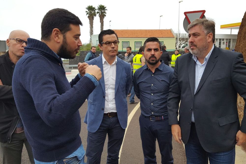 El vicepresidente del Gobierno de Canarias (2º i) conoció ayer in situ la situación de la carretera del Norte.