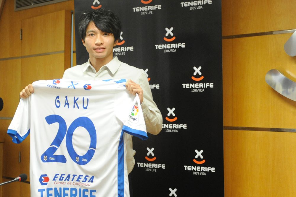 Shibasaki posa en su presentación con la camiseta blanquiazul que lucirá.