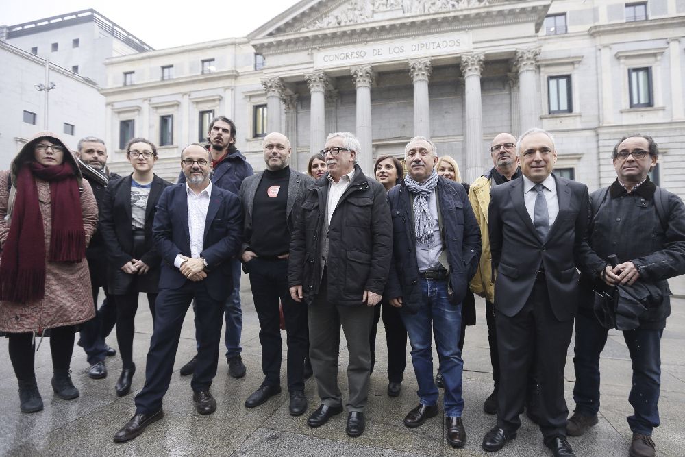 Los secretarios generales de CCOO y UGT posan junto al diputado del PDeCAT Carles Campuzano (3i), y el portavoz de Empleo del grupo parlamentario socialista, Rafael Simancas (2d), entre otros, a las puertas del Congreso.