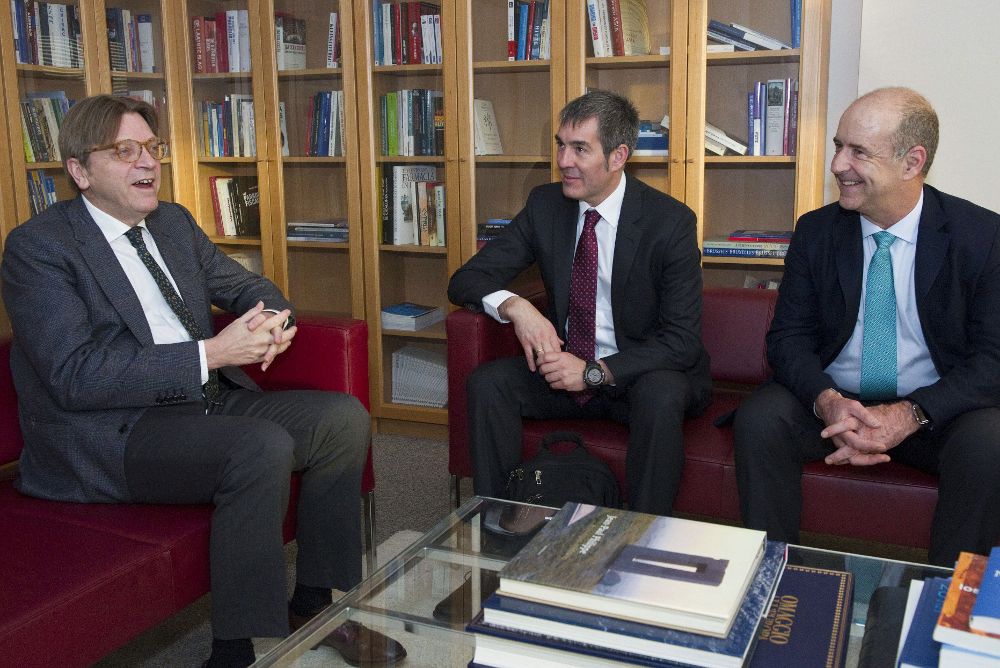El presidente de Canarias, Fernando Clavijo (c), junto al consejero de Economía, Industria, Comercio y Conocimiento, Pedro Ortega Rodríguez (d), durante el encuentro con el representante del Parlamento Europeo en las negociaciones para el Brexit, Guy Vershoftadt.
