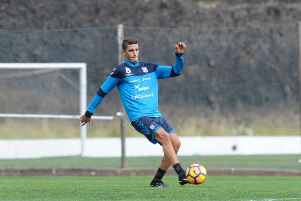 El jugador entrenando ayer con el Tenerife.