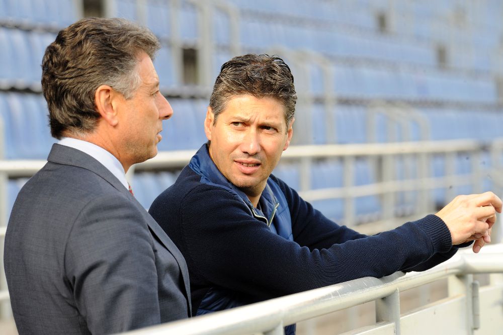 Alfonso Serrano (d) con el director general del club, Víctor Pérez.
