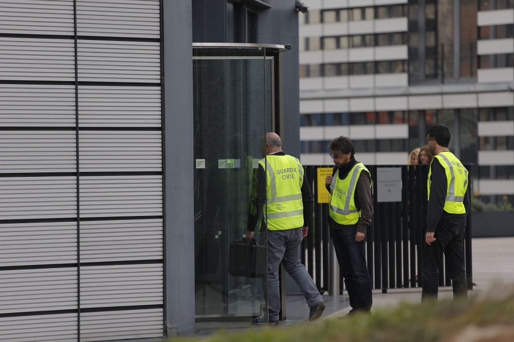 Agentes de la Guardia Civil entran en la sede en Barcelona de la empresa Infraestructuras de la Generalitat, uno de los lugares en los que se ha llevado a cabo la operación policial.