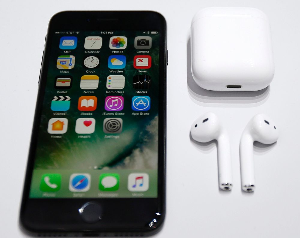 El iPhone 7 y los AirPods de Apple.