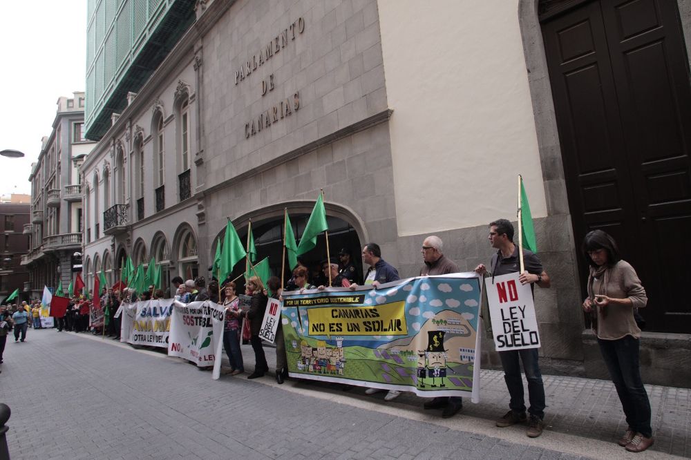 Protesta contra la ley del suelo del pasado sábado frente a la Puerta del Parlamento canario.