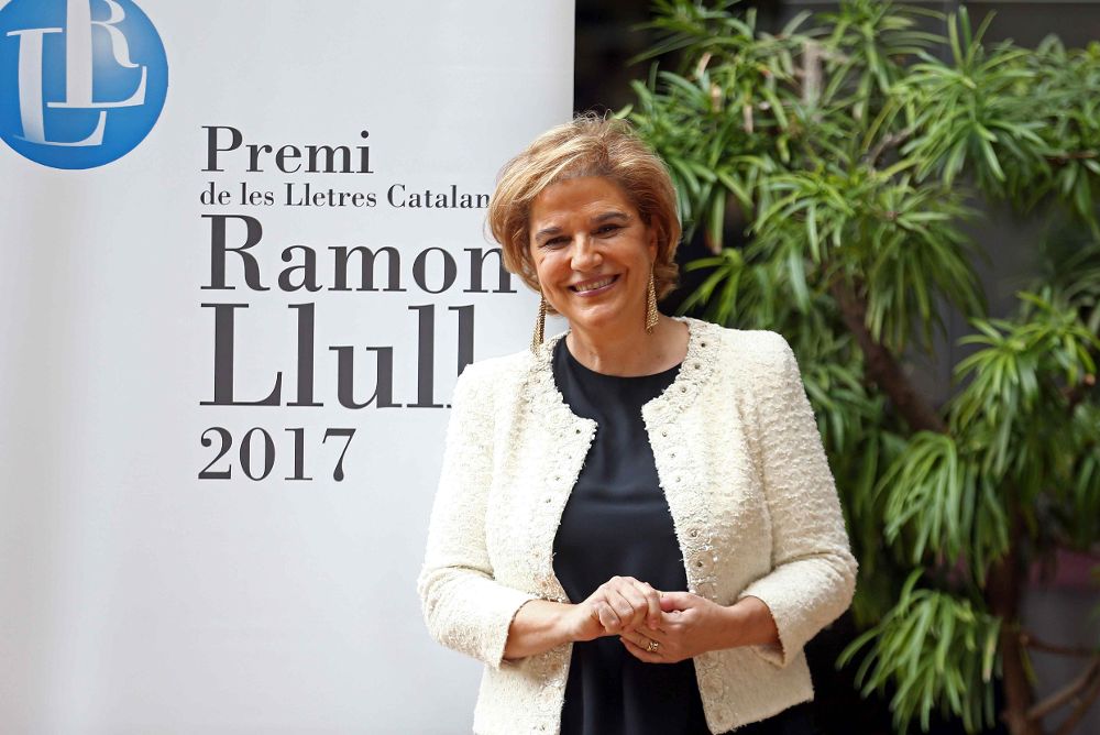La periodista Pilar Rahola posa para los medios tras ganar hoy la XXXVII edición del Premio Ramon Llull de las Letras Catalanas.