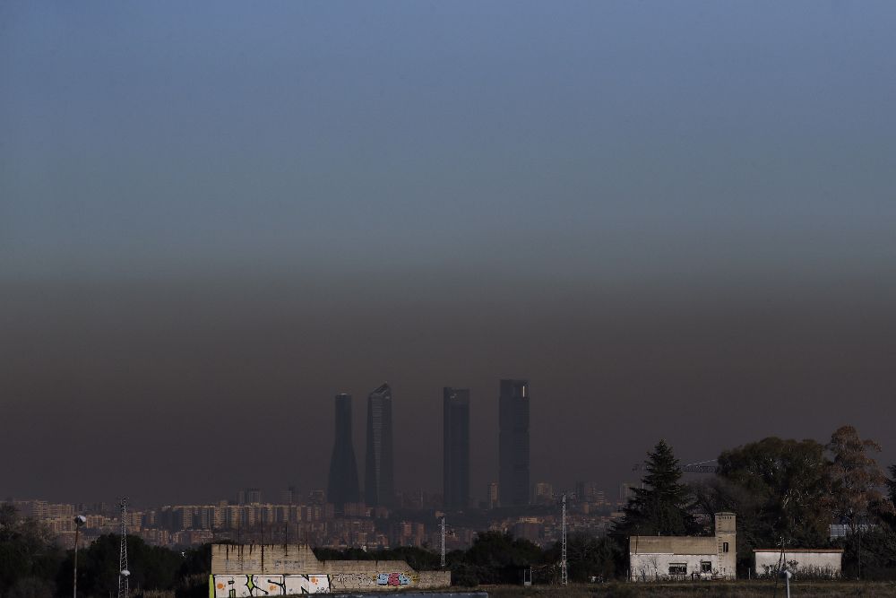 Vista de las Cuatro Torres de Madrid, con la clásica "boina" de contaminación.