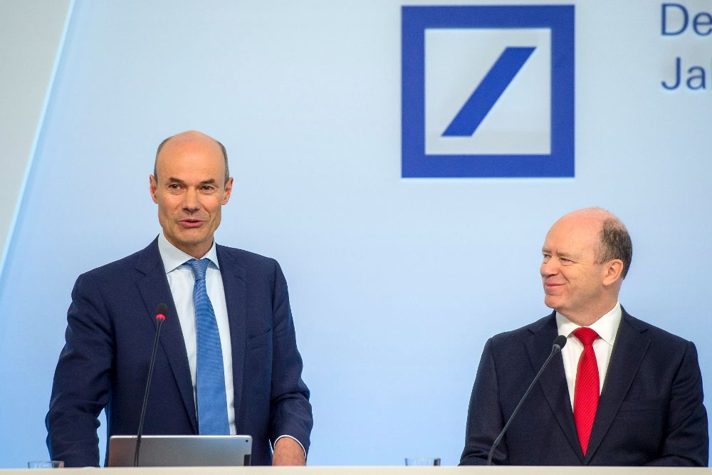 El presidente de la junta directiva de Deutsche Bank, John Cryan (d), y el director financiero de la entidad, Marcus Schenck.