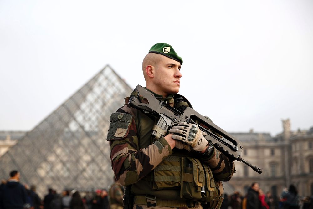 Un soldado galo permanece en guardia ante el museo del Louvre.