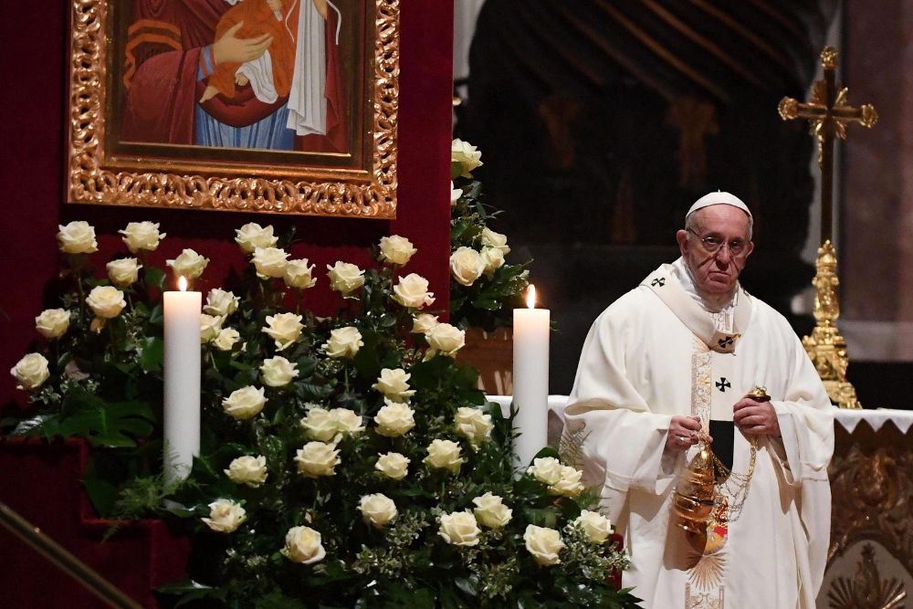 El papa Francisco oficia una misa en San Pedro en el Vaticano.