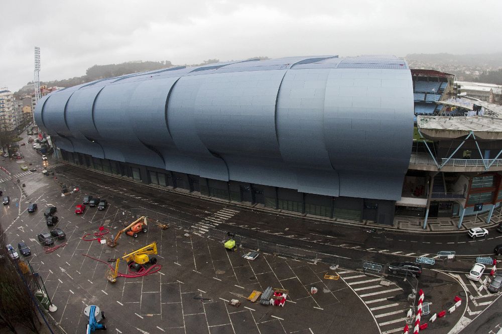 En la imagen, el estadio municipal de Balaídos, con desperfectos en parte de la estructura de la grada.