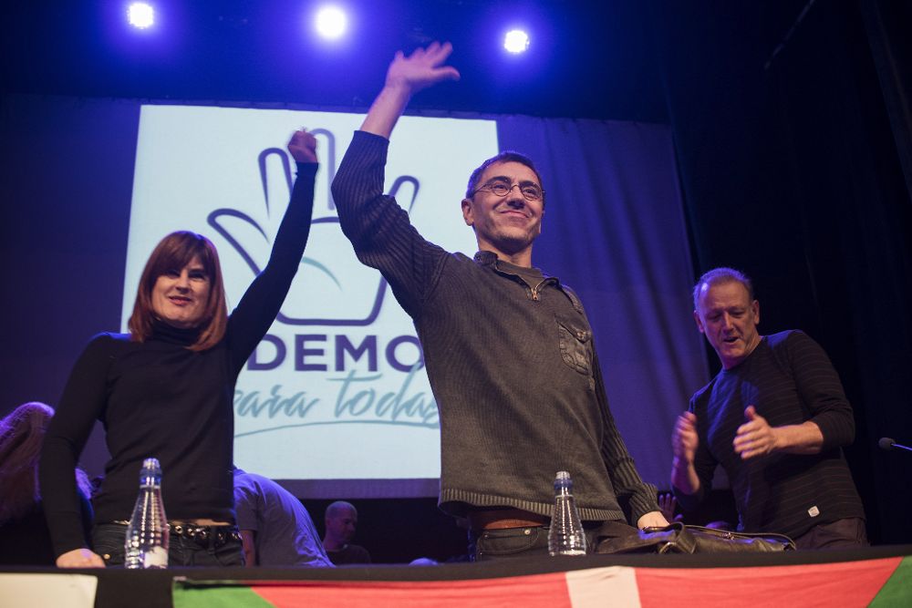 El cofundador de Podemos Juan Carlos Monedero (c), y el ex secretario general del partido en Euskadi Roberto Uriarte (d), durante su participación, hoy en Bilbao, en un acto de la candidatura de Pablo Iglesias para la asamblea ciudadana de Vistalegre II.