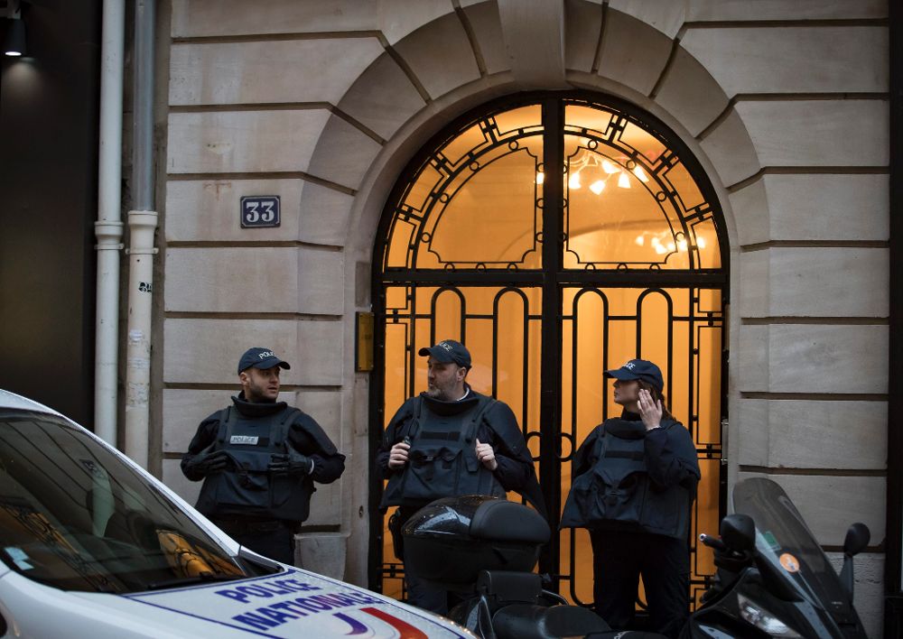 Agentes de policía montan guardia en un apartamento de la Rue Ponthieu, al lado del palacio del Elíseo en París.
