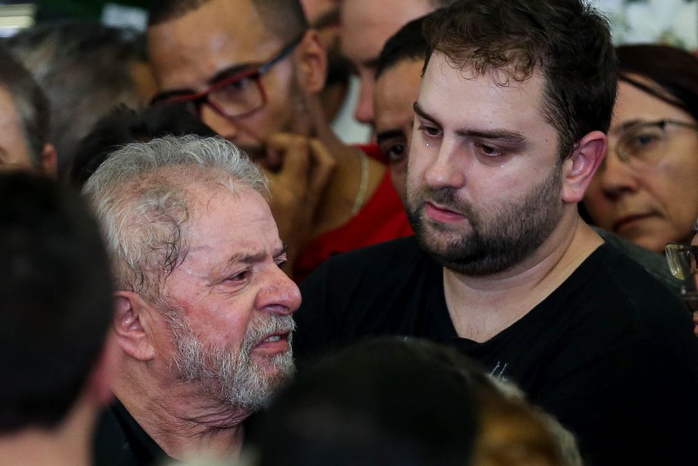 El ex presidente brasileño Luiz Inacio Lula da Silva (i), con su hijo Luis Claudio durante el velatorio de su esposa Marisa Leticia Rocco