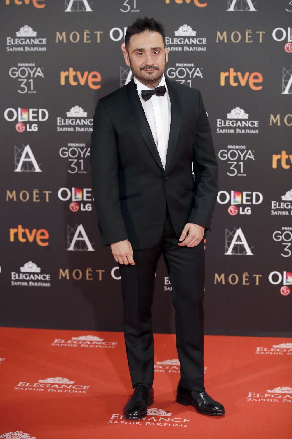 El realizador Juan Antonio Bayona, posa a su llegada a la gala de la XXXI edición de los Premios Goya del cine español que se celebra en el Marriott Auditorium Hotel, en Madrid.