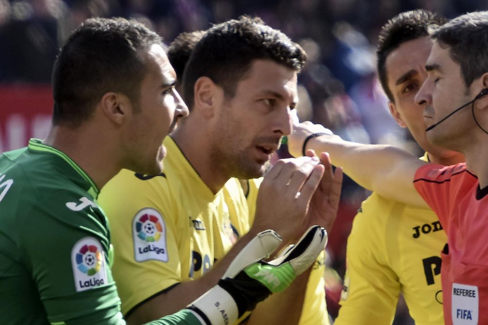 Asenjo, Bonera y Soriano protestan el penalti que luego detendría el meta.