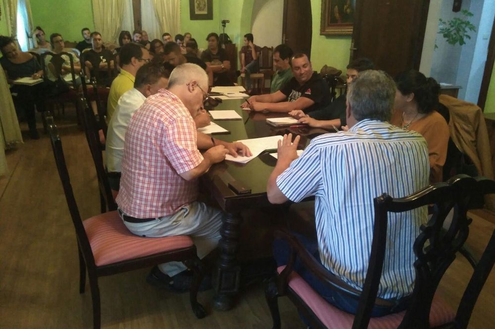 Una sesión plenaria en el Ayuntamiento de Fuencaliente.