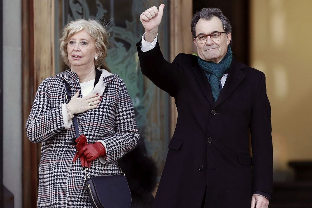 El expresidente de la Generalitat Artur Mas y la exconsellera Irene Rigau saludan a su llegada al Palacio de Justicia de Barcelona.