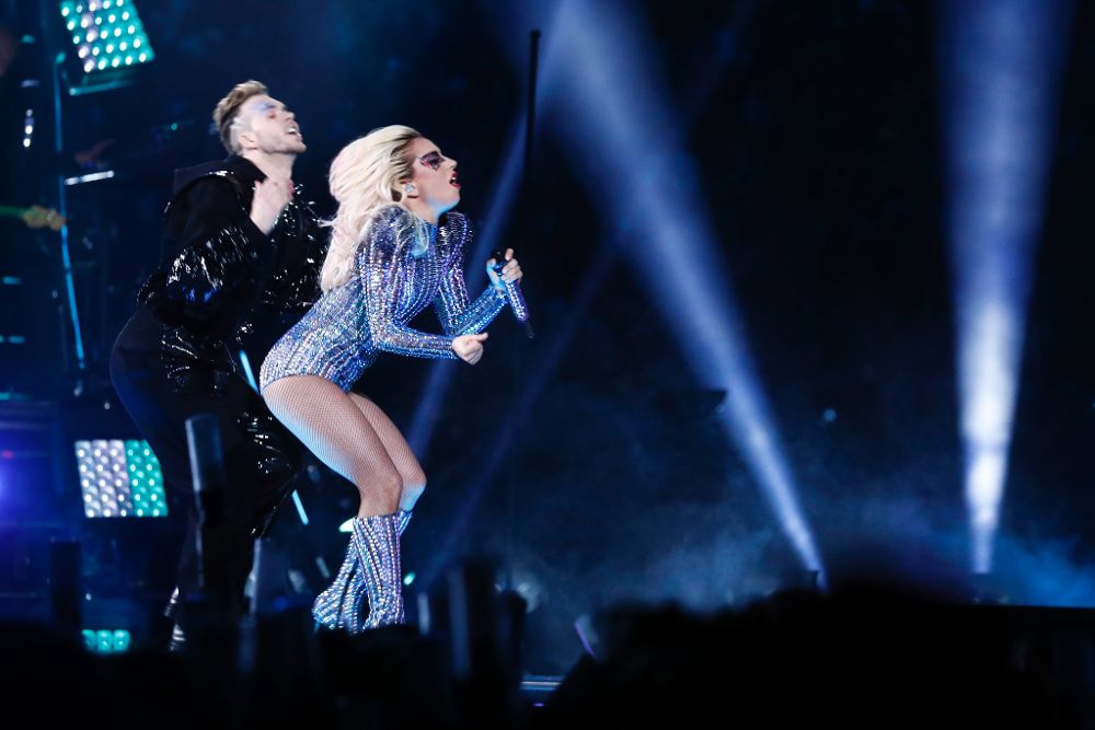 Lady Gaga durante su actuación en la Super Bowl, en el estadio de Houston, Texas, ayer, domingo.