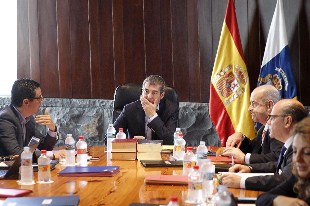 El presidente del Gobierno de Canarias, Fernando Clavijo, preside la reunión del Consejo de Gobierno celebrada hoy en Santa Cruz de Tenerife.