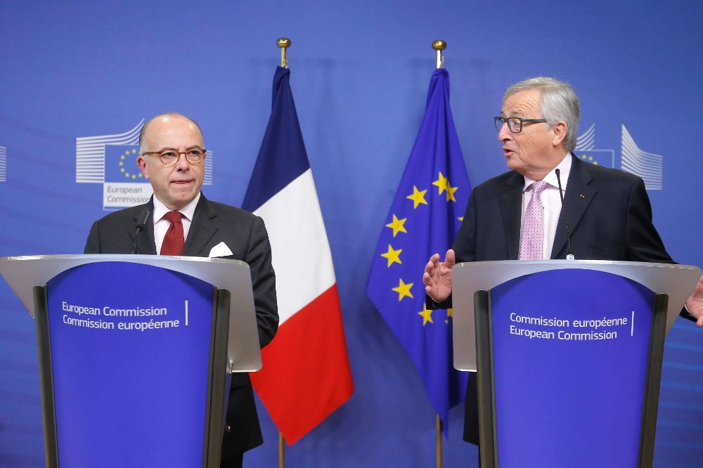 El presidente de la Comisión Europea, Jean-Claude Juncker (dcha), y el primer ministro galo, Bernard Cazeneuve.