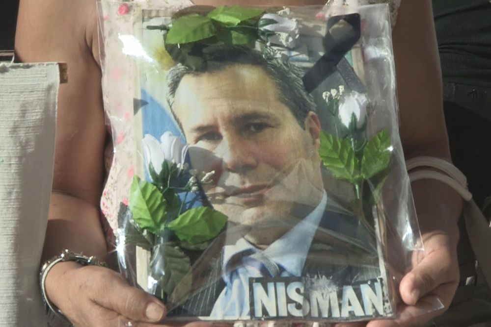 Una mujer sostiene una foto del fiscal Alberto Nisman el miércoles 18 de enero de 2017, a dos años de su muerte en Buenos Aires (Argentina). 
