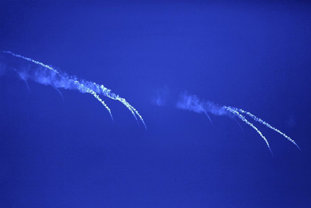 Vista del humo producido por los aviones militares israelíes en el cielo de la Franja de Gaza, Palestina, hoy 6 de febrero de 2017.
