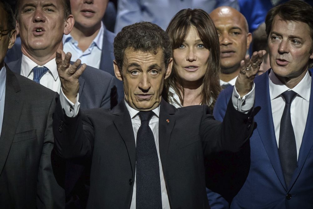 Nicolas Sarkozy (c), junto a su esposa, Carla Bruni-Sarkozy (cd), durante un acto electoral en París.
