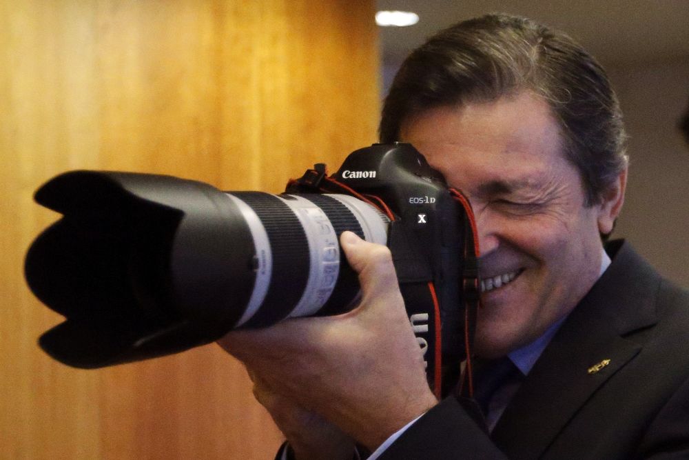 Javier Fernández bromea con la cámara de un fotógrafo en los pasillos de la Junta General del Principado.