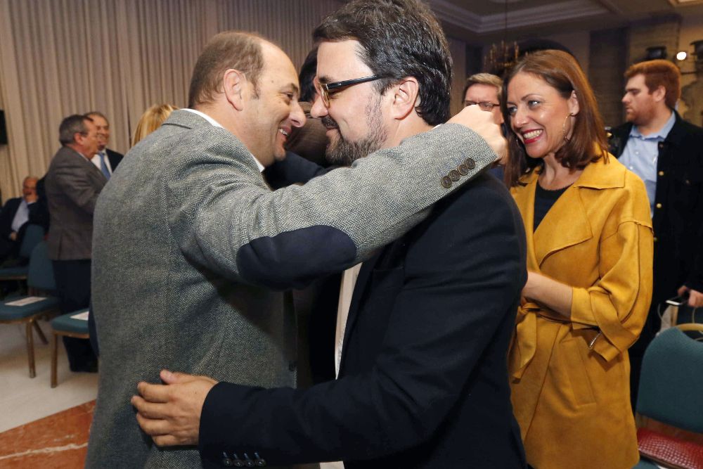 Cristina Tavío observa el saludo entre el presidente del PP de Canarias, Asier Antona (d) y el exalcalde de Las Palmas de Gran Canaria y ahora tercer candidato a la presidencia del partido en las islas Juan José Cardona.