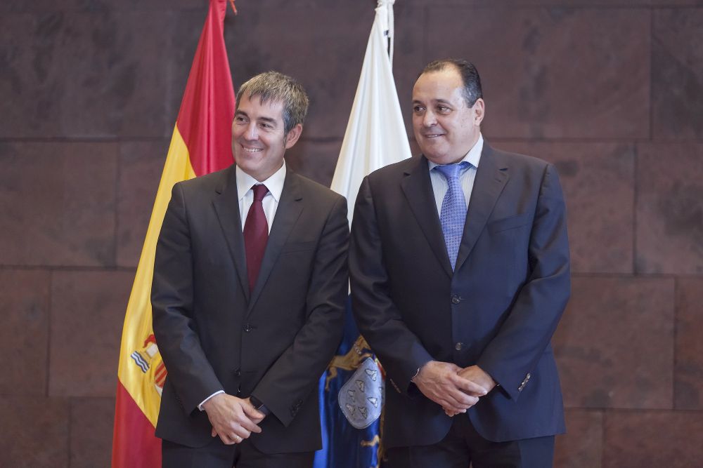 El presidente del Gobierno de Canarias, Fernando Clavijo (i), en la toma de posesión de Blas Trujillo.