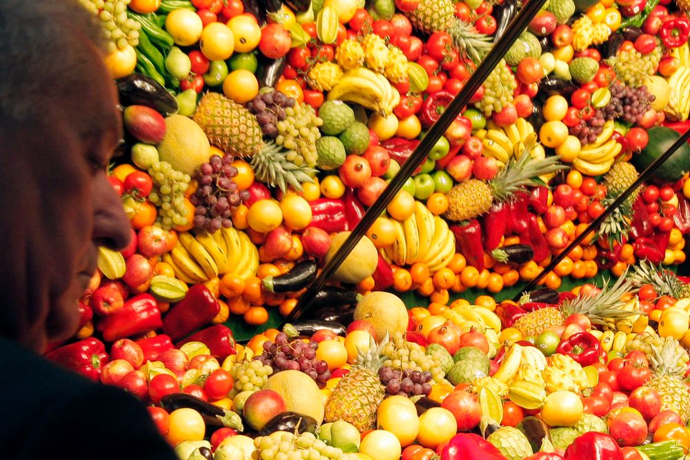 Expositor de frutas y verduras en el XXII Salón Internacional del Club de Gourmets, en Madrid.