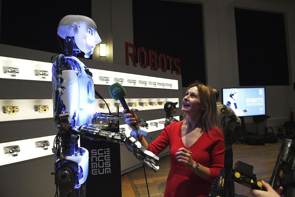 Una periodista entrevista a "Robothespian", un robot social que interactúa con las personas, en exhibición durante el pase de prensa de la exposición "Robots", en el Museo de Ciencias de Londres, Reino Unido, hoy, 7 de febrero de 2017.